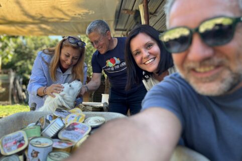 Ugopiadi e Lions Club Livorno Host donano scatolette al canile Baffi e Code